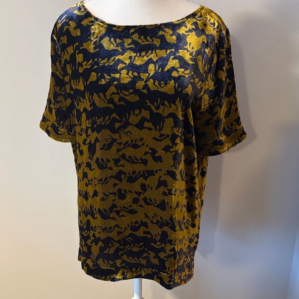 Sundance Silk Velvet Black and Gold Horse Short Sleeve Blouse Top. Size M/L